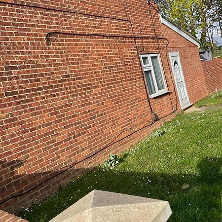 Travel Legend Stays 1 Bedroom Place With Hot Tub Farnham Royal 外观 照片