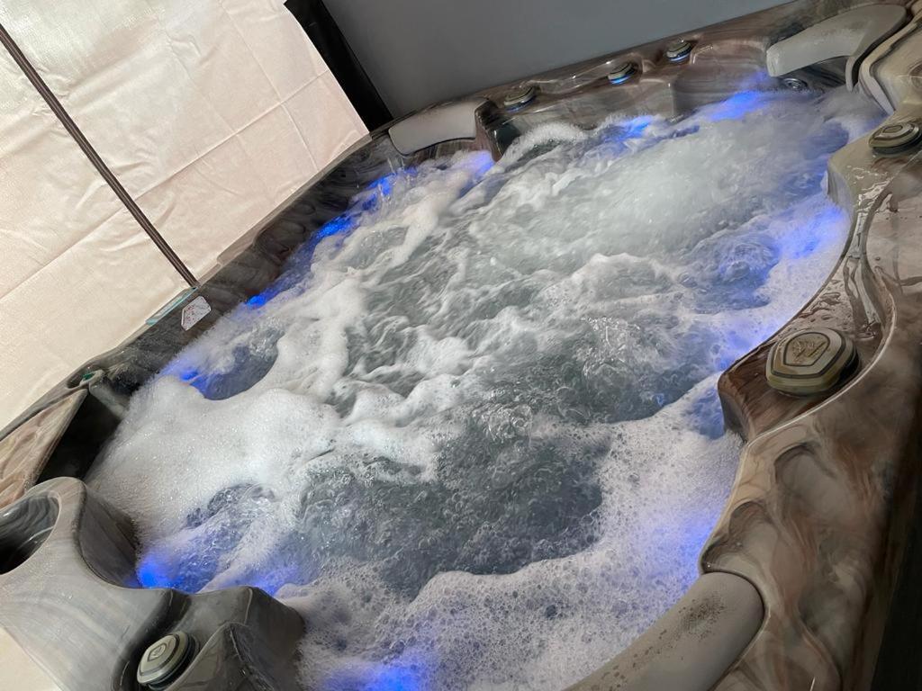 Travel Legend Stays 1 Bedroom Place With Hot Tub Farnham Royal 外观 照片